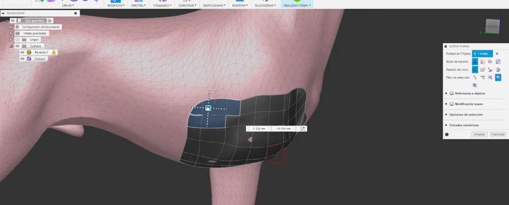 Interfaz de Autodesk Fusion 360 editando una malla y una pieza adaptada alrededor de la extremidad de un modelo animal